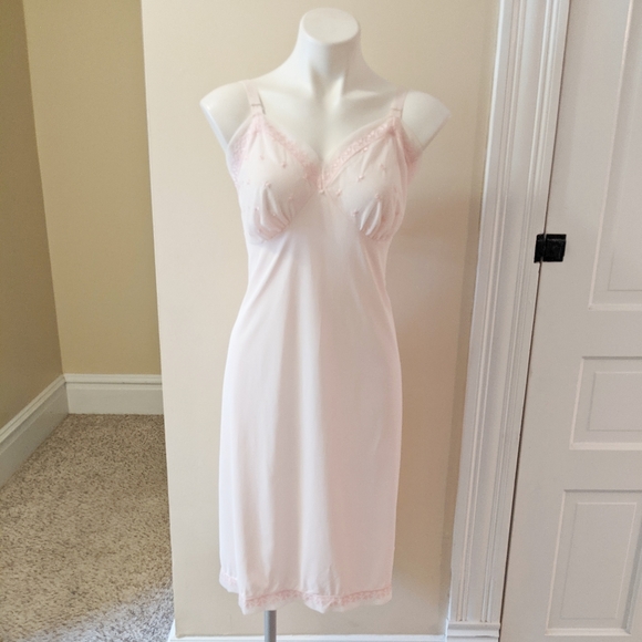 Vintage Other - Vintage pale pink with tulip detail dress slip